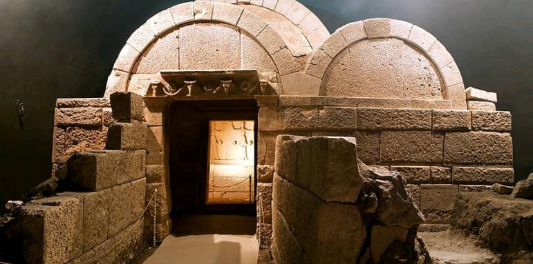 Французи дариха на Свещари реплика от гробницата край селото